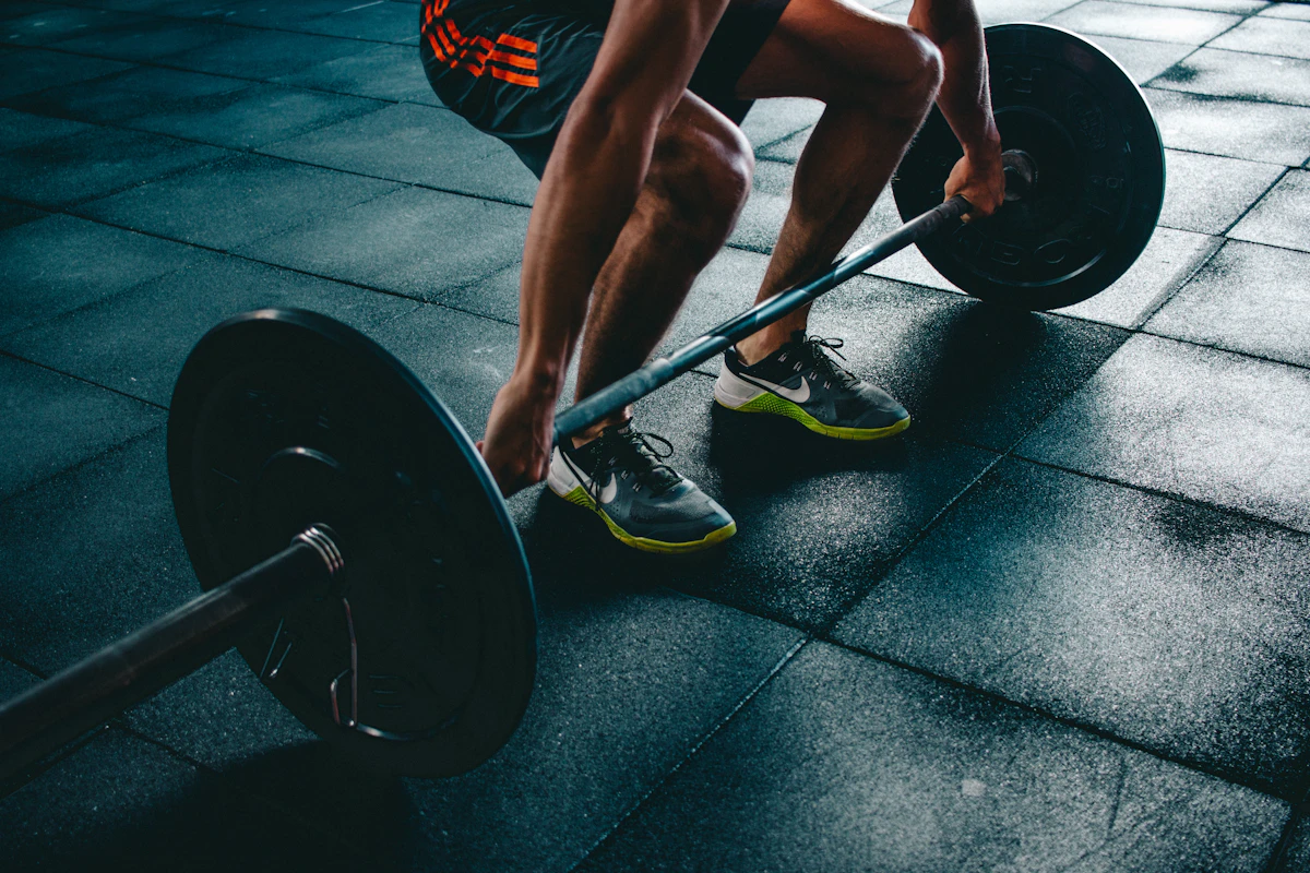 Allenamento con bilanciere in sala pesi